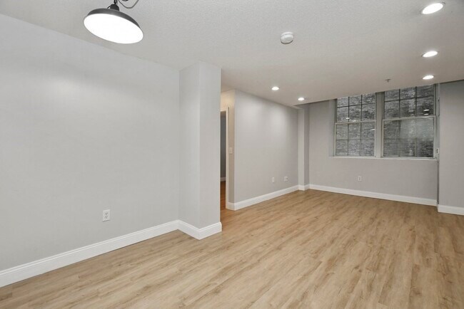 Building Photo - 200 Market St