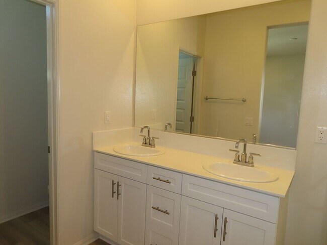 Building Photo - 40585 Melrose Dr