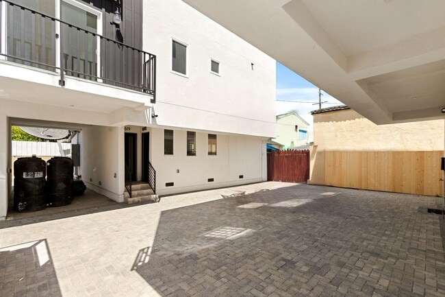 Building Photo - BRAND NEW TOWNHOUSE! One Month Free!