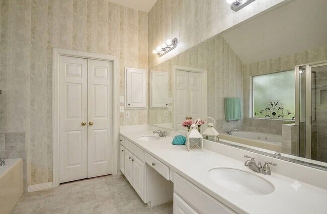 Building Photo - 2515 Lansing Cir