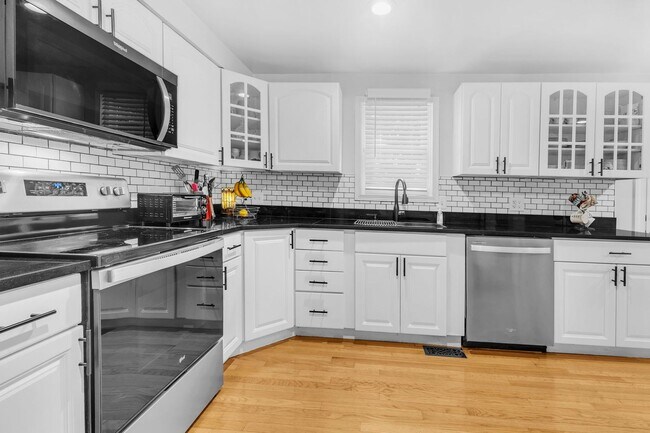 Building Photo - Beautifully Updated End-Unit Townhome in P...