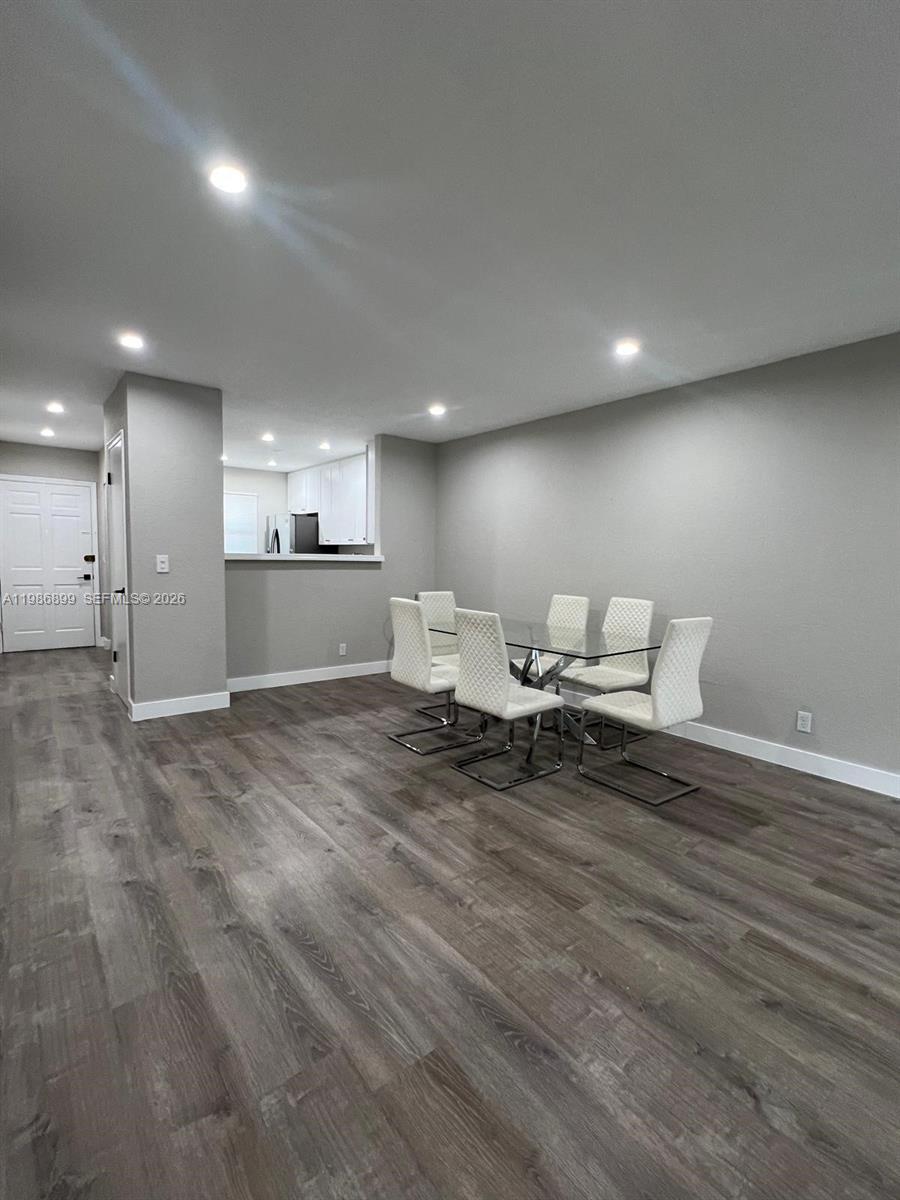 Building Photo - 1432 S Lakeside Dr