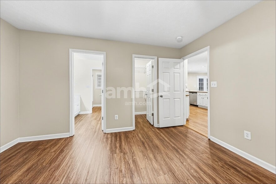 Building Photo - 403 Woodlands Dr