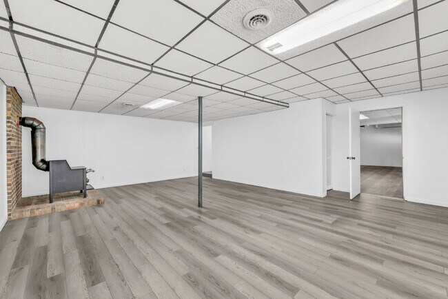 Building Photo - Wonderful 3 bed 2 bath with a modern interior