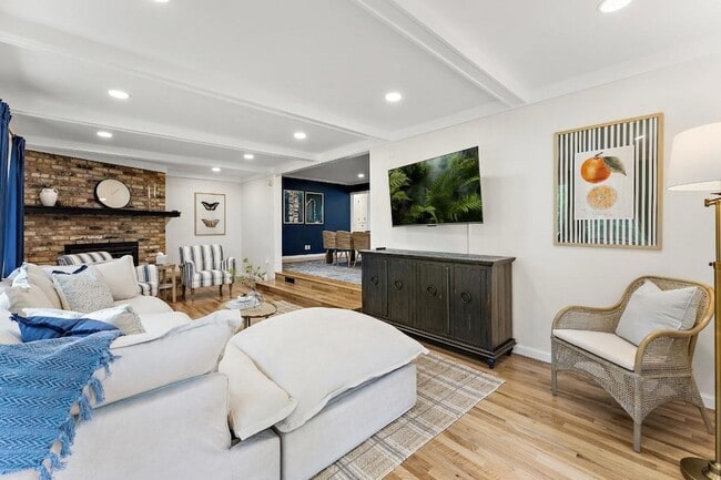 Building Photo - 1424 Vista Ln SW