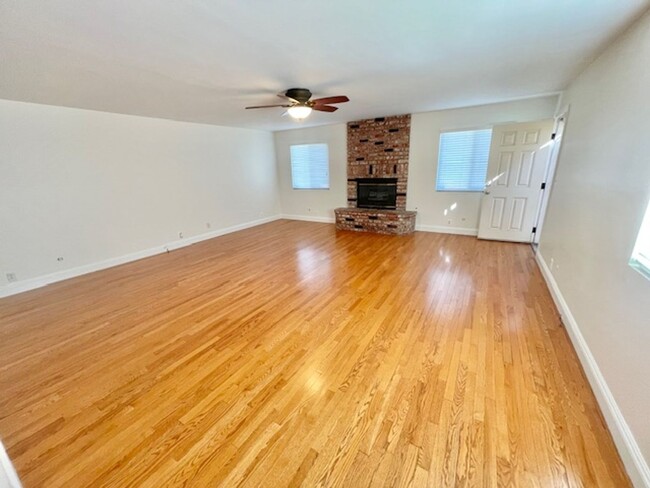 Building Photo - **LAKEWOOD 3BR/2BA+FAMILY ROOM **AVAILABLE...