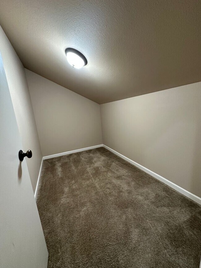 Building Photo - Inviting 4 Bedroom Home with Spacious Layo...