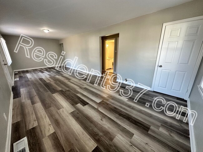 Building Photo - Spacious 3 Bed 2 bath Home