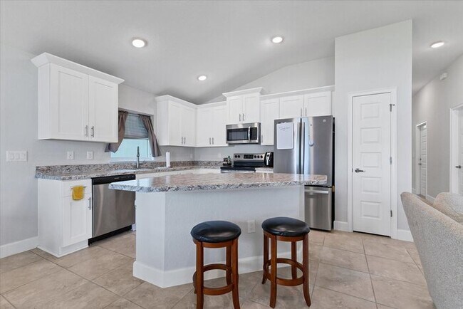 Building Photo - Welcome in to this beautiful Unfurnished -...