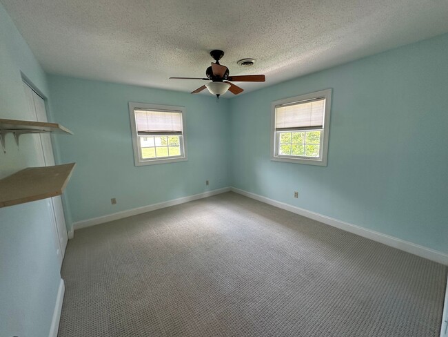 Building Photo - Large Weaverville Rental!