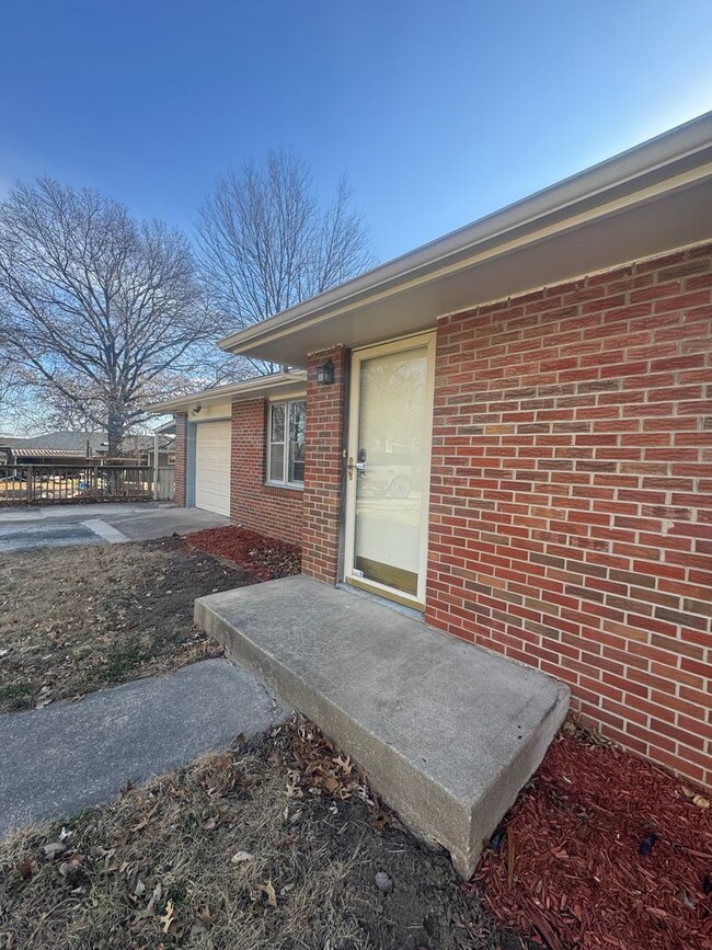 Building Photo - Three Bedroom Home