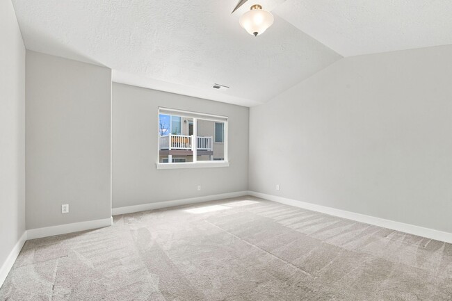 Building Photo - Great 3 Bed 3.5 Bath Townhome in Bluffdale!!