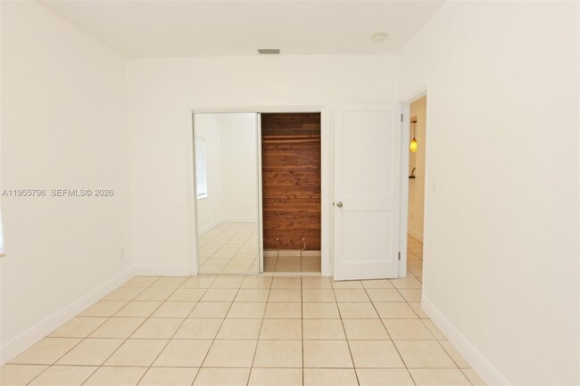 Building Photo - 2746 SW 32nd Ct