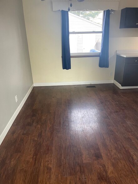 Building Photo - 2718 W 59th St