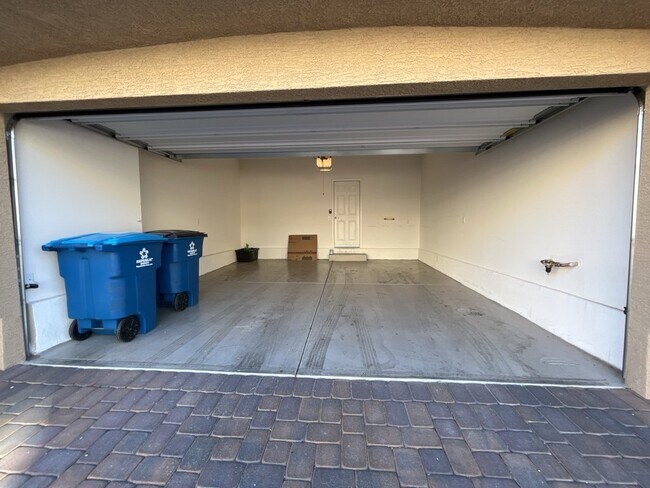 Building Photo - Beautiful 3 bedroom 3 bathroom townhome