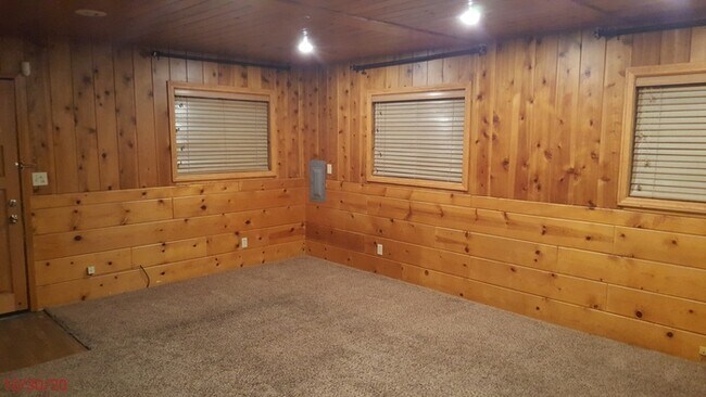 Building Photo - Spacious 4-Bedroom, 2-Bath Home ? Pet Frie...