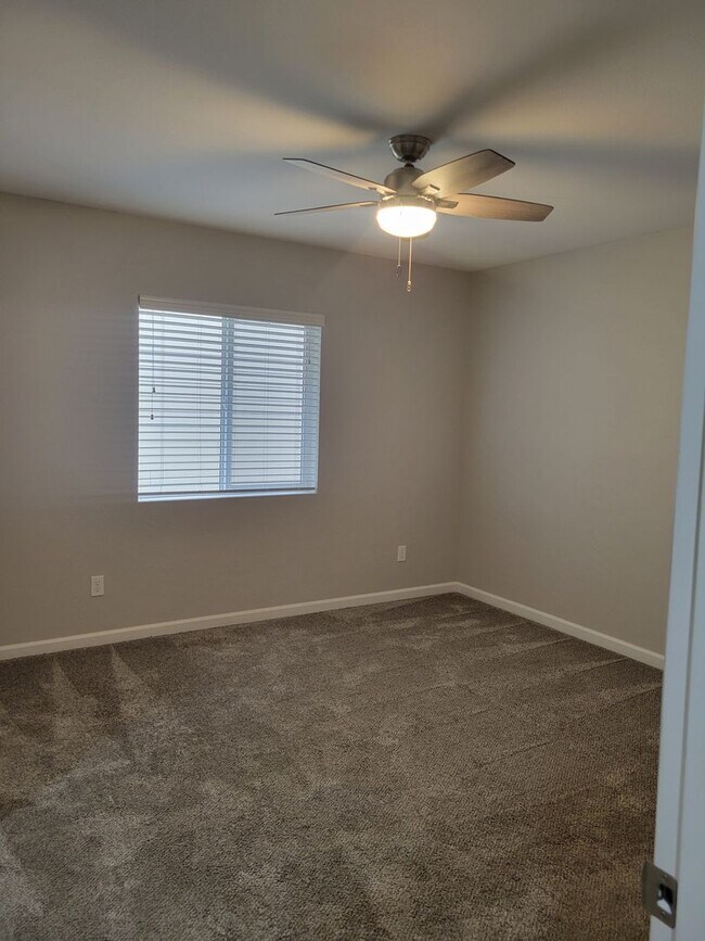 Building Photo - Great 3 bedr. with large loft in perfect l...