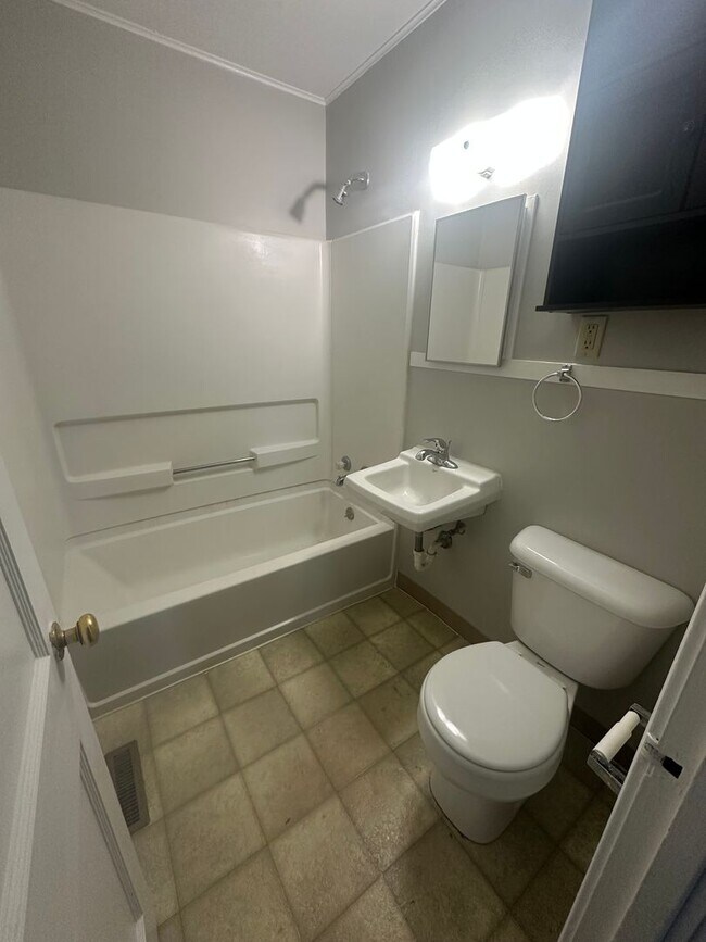 Building Photo - 2 Bedroom, 1 Bathroom House with Detached Garage