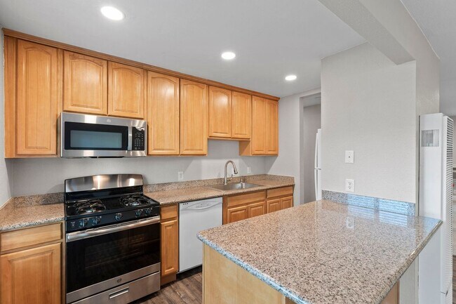 Building Photo - 975 Murrieta Blvd