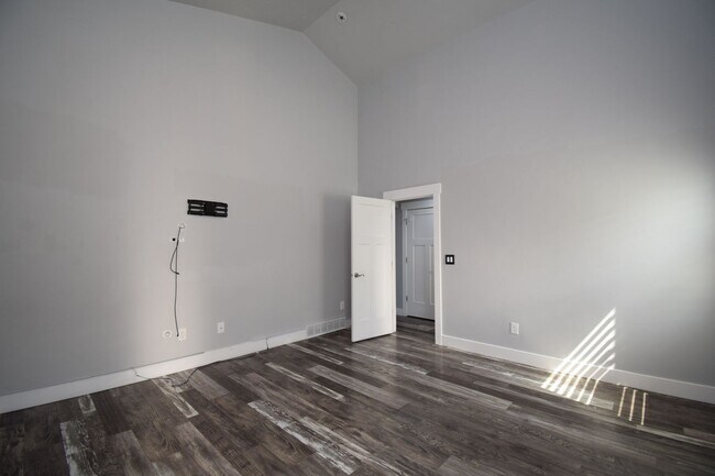 Building Photo - Spacious and Bright 5 Bed 3.5 Bath in Riverton!!