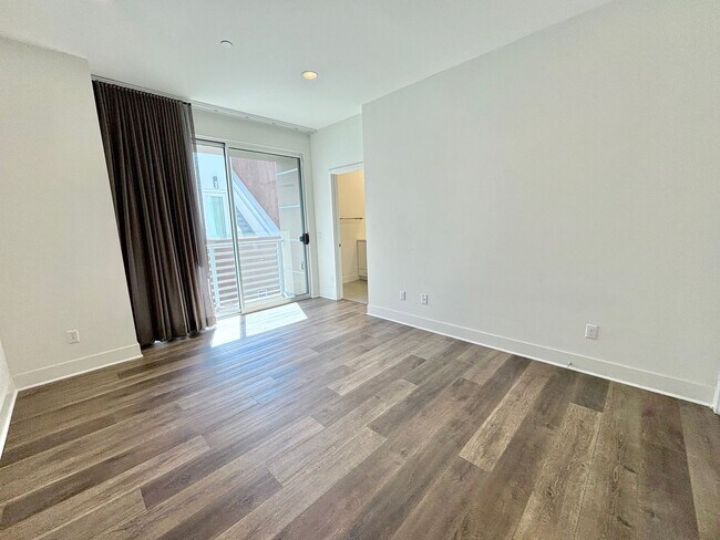 Building Photo - Spacious Light-Flooded 3-Story Silver Lake...