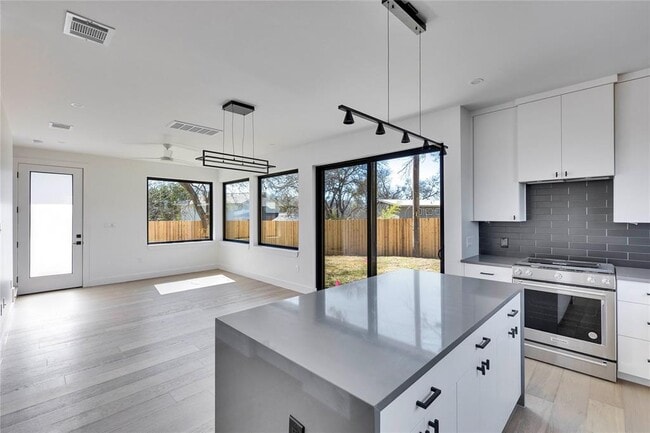 Building Photo - 1804 Sylvan Dr