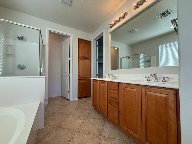 Building Photo - 906 W Glenmere Dr