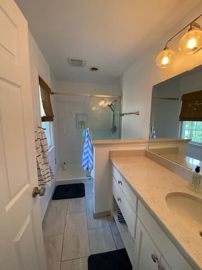 Building Photo - Welcome to this stunning fully furnished 4...