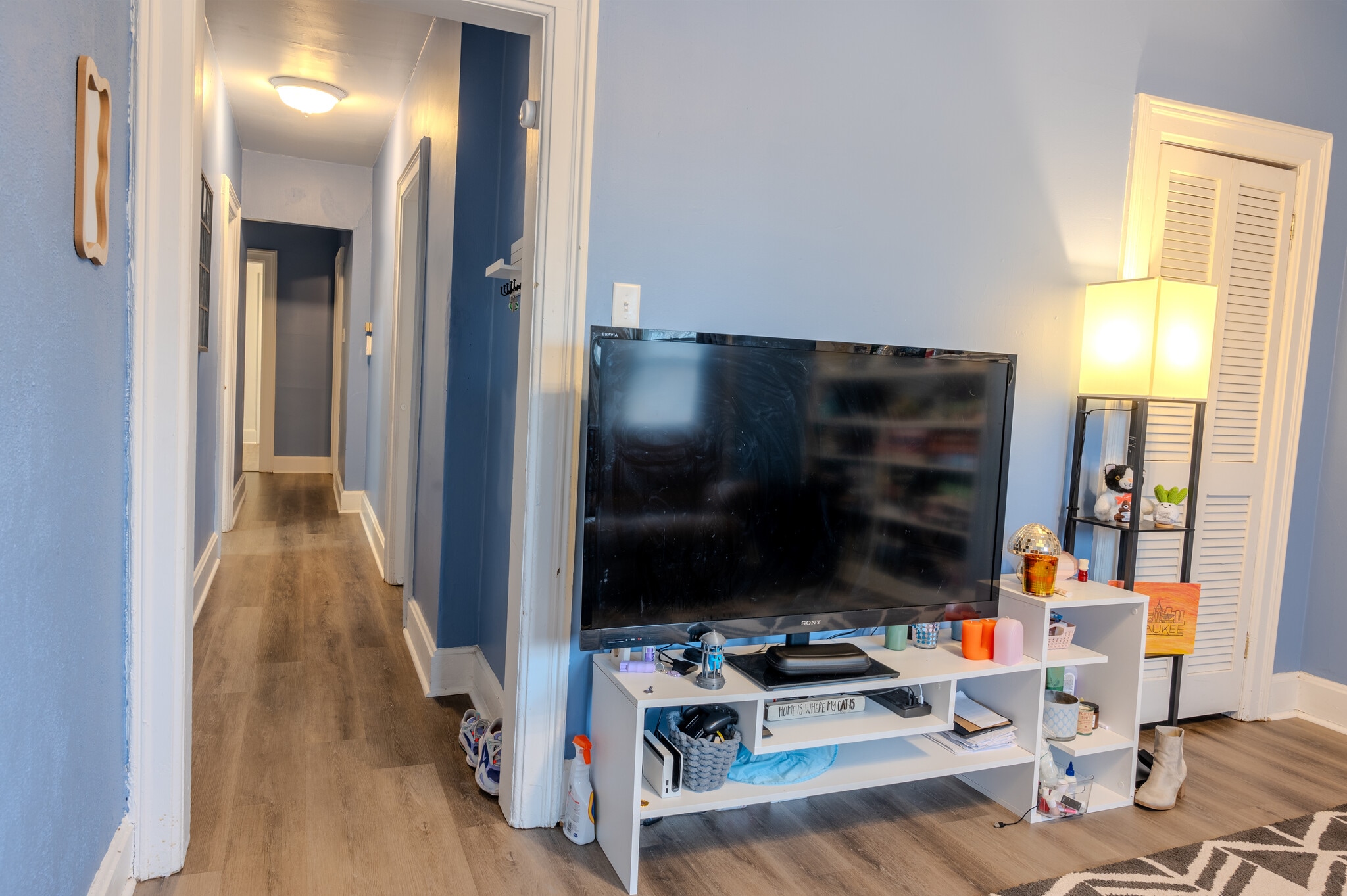 Large living room, perfect for entertaining. - 1534 N Marshall St