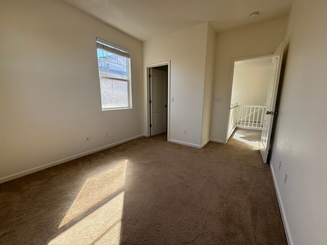 Building Photo - Gorgeous 4 Bedroom Home! Close to Great Sc...