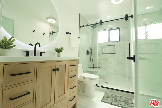 Building Photo - 9024 Phyllis Ave