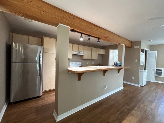 Building Photo - 831 W 25th St