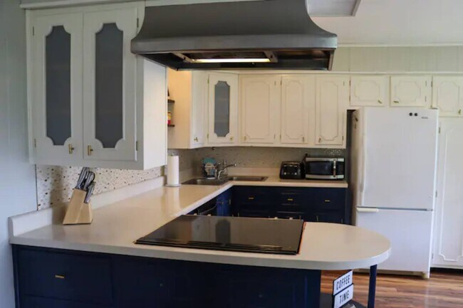 Fridge with freezer, oven, dish washer, microwave - 410 Jefferson St