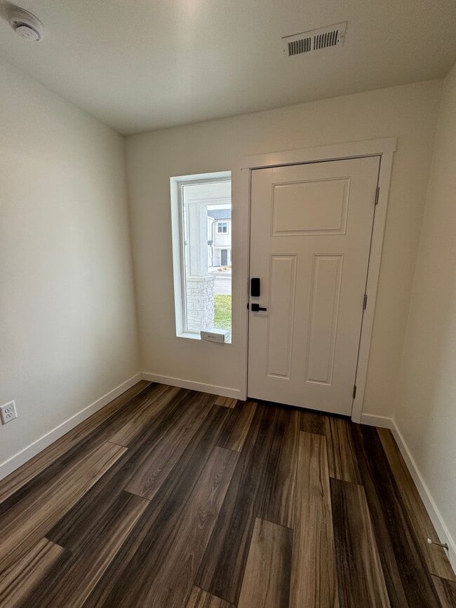 Building Photo - 845 Golden Bear Ln