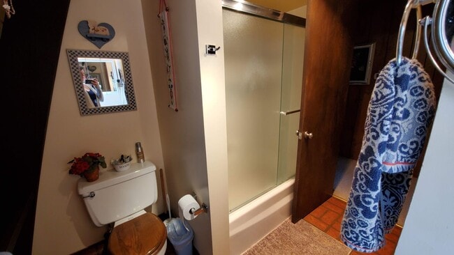 Building Photo - Spacious and Bright Cottage on Quiet Cul-d...