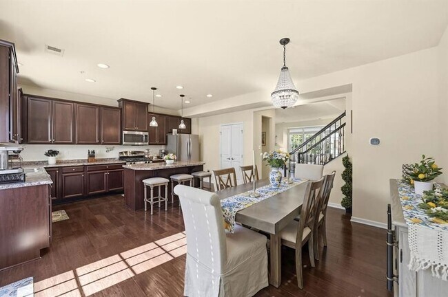 Building Photo - 601 Pointe View Dr
