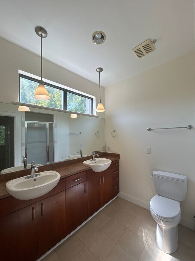 Building Photo - Townhome in First Ward!