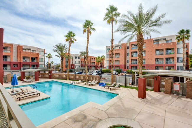 Building Photo - Park Avenue Mid Rise Condo. All HOA Amenities