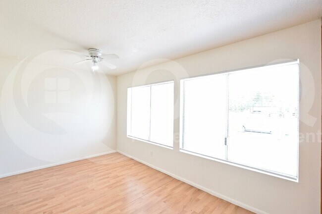Building Photo - 4265 E Vineyard Rd