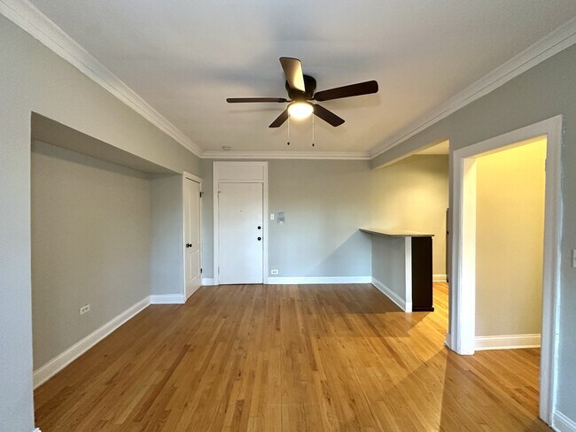 Building Photo - 4619 N Paulina St