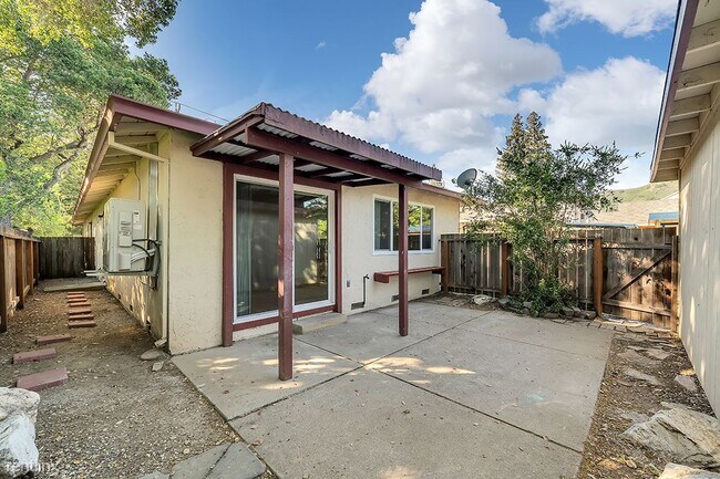 Building Photo - 2 br, 1 bath Duplex - 135 Warren Avenue B