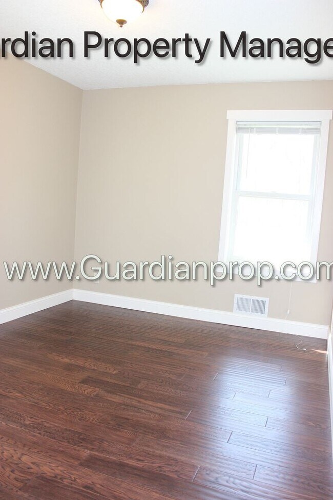 Building Photo - Renovated Side By Side Town Home, 2 Full baths, 2 Full Garage Spaces, Video Walk Through