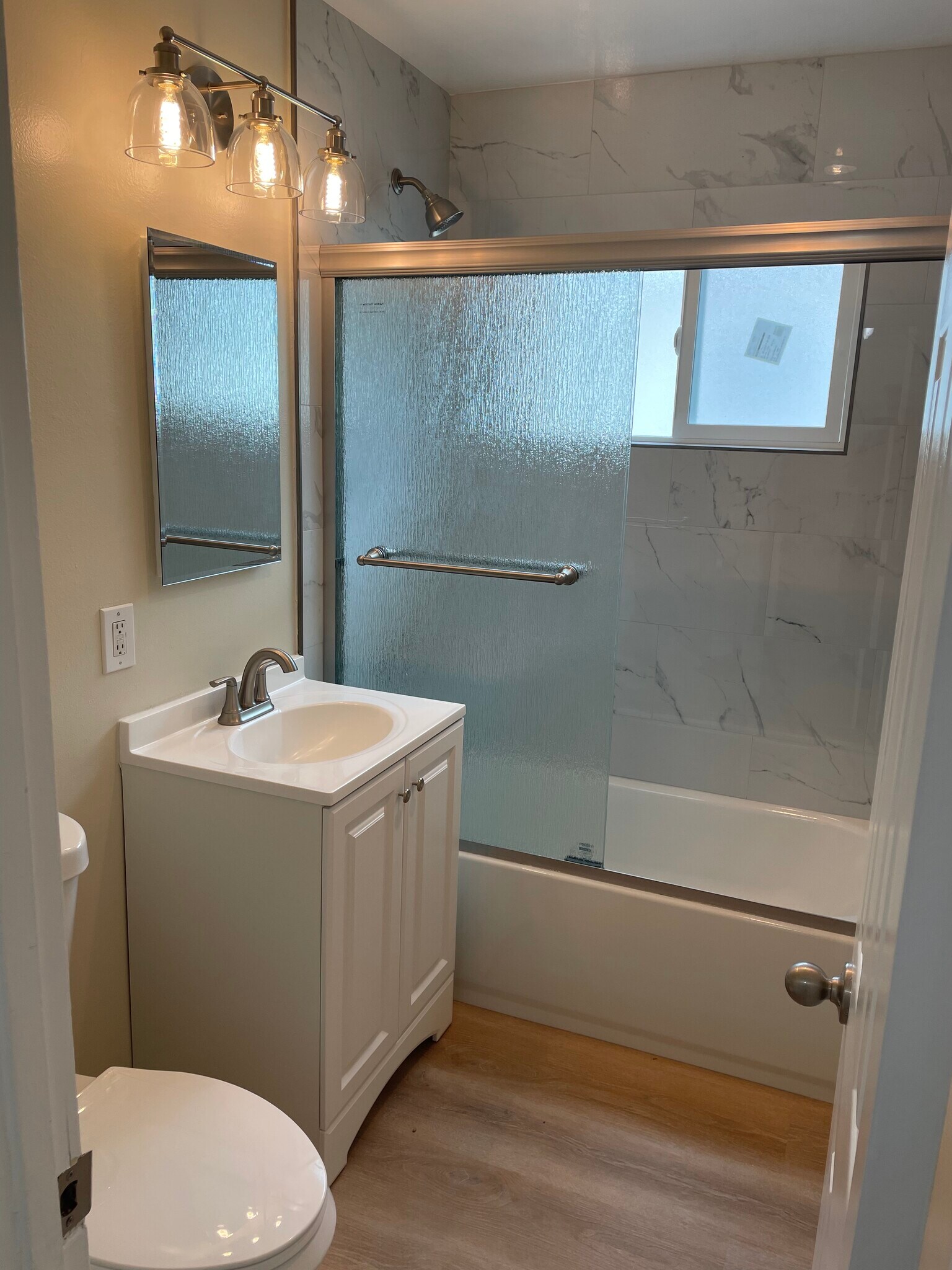 Fully remodeled bathroom - 2912 Peppertree Ln