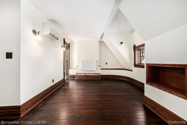 Building Photo - 701 W Canfield St