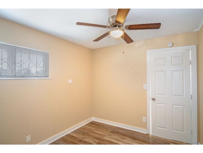 Building Photo - 907 Iowa St