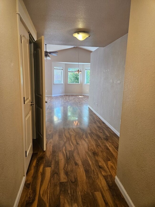Building Photo - Beautiful Home near Schools and a Large Park!