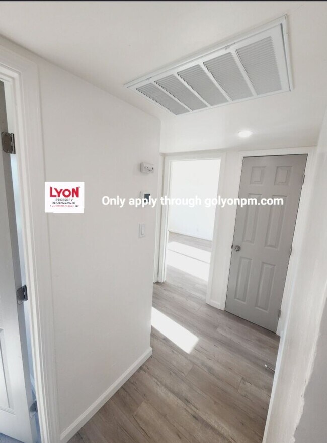 Building Photo - Fully renovated halfplex- Available Now!