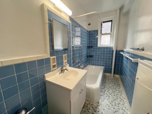 Building Photo - 1 bedroom in SUNNYSIDE NY 11104