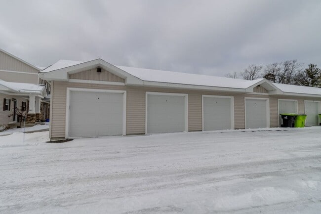 Building Photo - 1502 Simsbury St