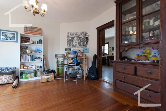 Building Photo - Huge 4 bed unit in Oak Square well below m...